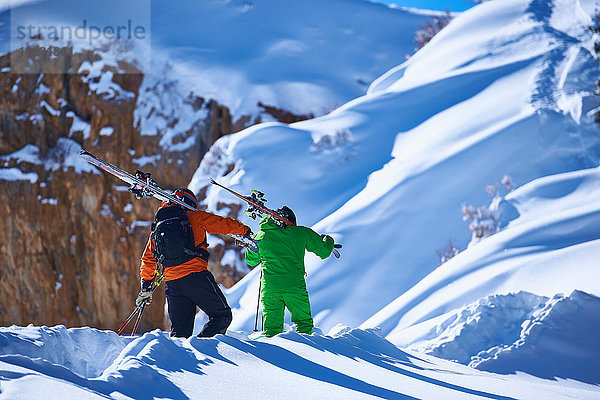 Zwei männliche Skifahrer stapfen den tief verschneiten Berg hinauf  Aspen  Colorado  USA