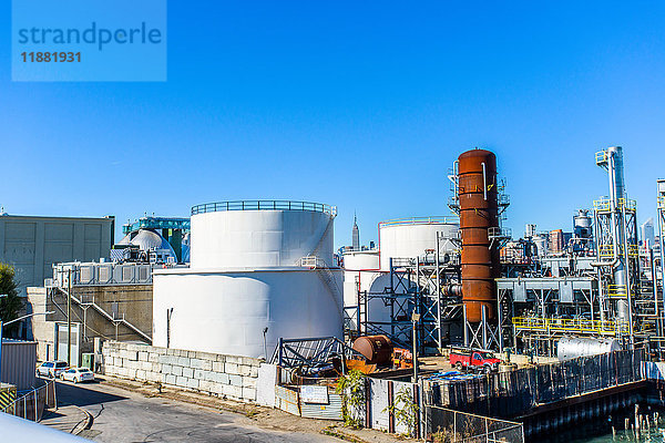 Erhöhte Ansicht von Lagertanks und Rohren in einer Biokraftstoff-Industrieanlage