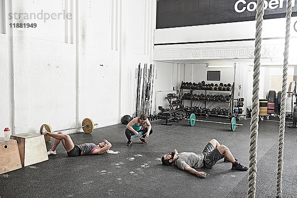 Freunde machen Pause im Cross-Trainings-Studio