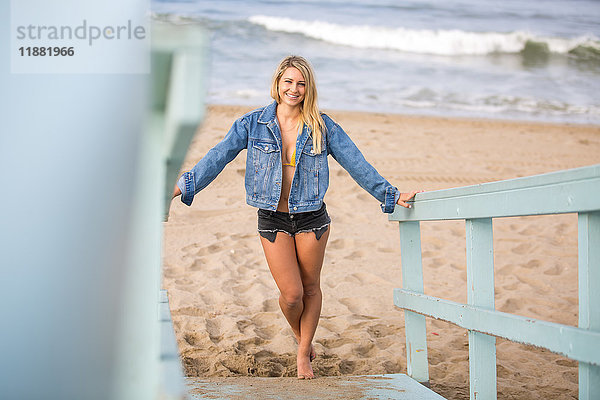 Porträt einer jungen Frau mit langen blonden Haaren an einer Strandhütte  Santa Monica  Kalifornien  USA