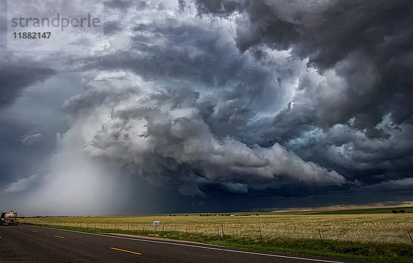 Tornadisches Unwetter über ländlichem Gebiet  Cope  Colorado  Vereinigte Staaten  Nordamerika