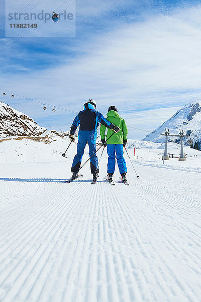 Vater und Sohn im Skiurlaub  Hintertux  Tirol  Österreich