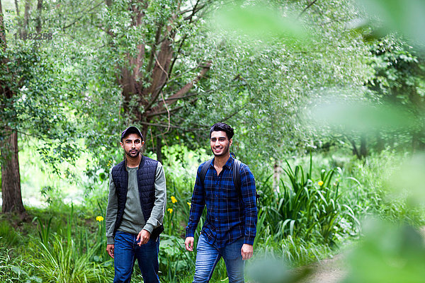 Freunde gehen gemeinsam im Park spazieren