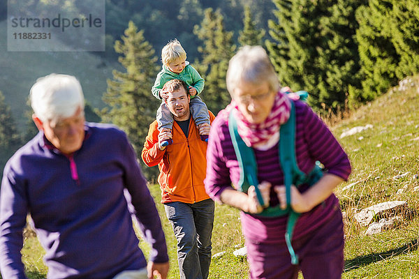 Drei-Generationen-Familie  Wandern  in ländlicher Umgebung  Genf  Schweiz  Europa