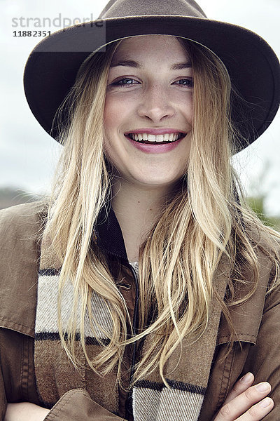 Porträt einer blondhaarigen jungen Frau in Outdoor-Kleidung