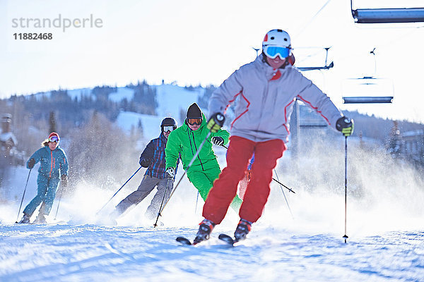 Skifahrer und Skifahrerinnen auf schneebedeckter Skipiste  Aspen  Colorado  USA