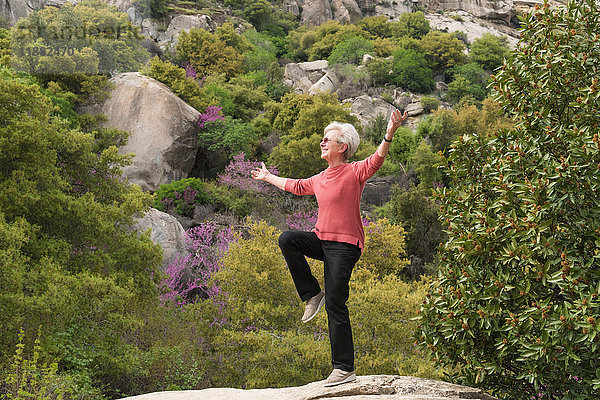 Ältere Frau macht Yoga  Sequoia-Nationalpark  Kalifornien  USA