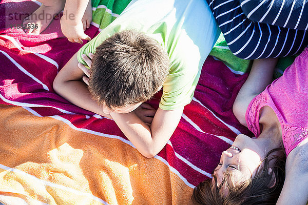 Brüder und Schwester auf Picknickdecke