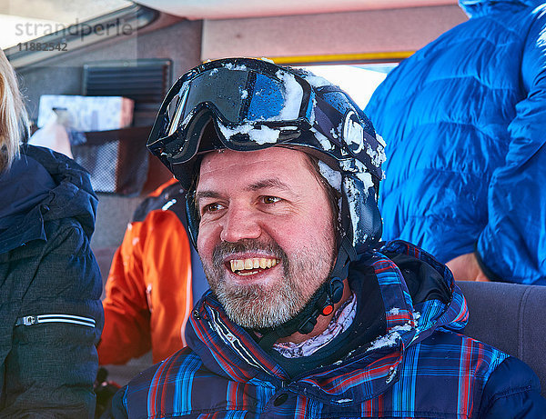 Glücklicher reifer männlicher Skifahrer im Schneetrainer  Aspen  Colorado  USA