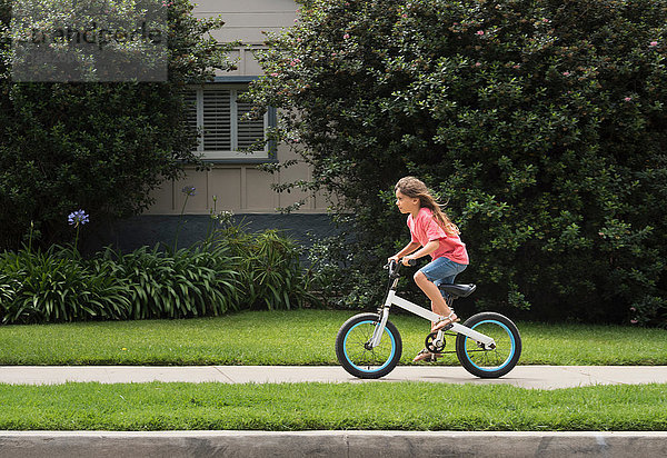 Mädchen auf der Straße radelt auf dem Fahrrad