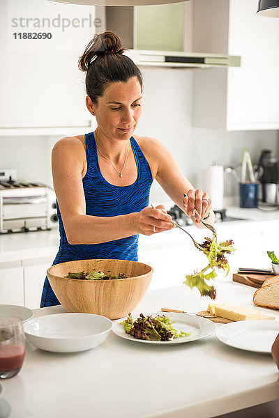 Frau bereitet Salat-Mittagessen vor