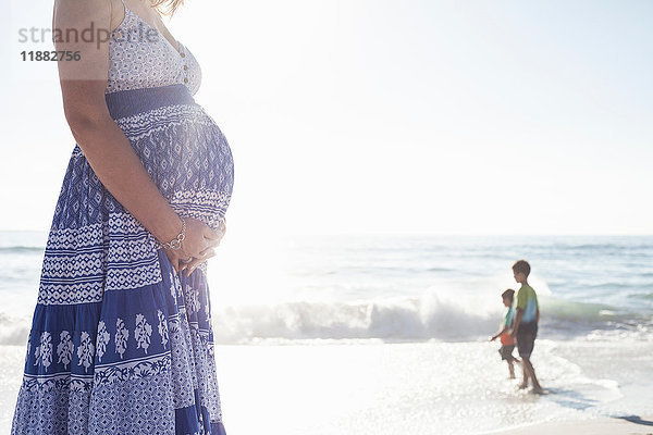 Schwangere Frau am Strand  Kapstadt  Südafrika