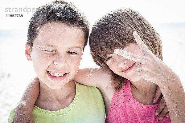 Bruder mit Schwester macht Friedenszeichen