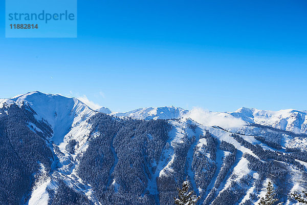 Landschaftsansicht von schneebedeckten Bergen und blauem Himmel  Aspen  Colorado  USA