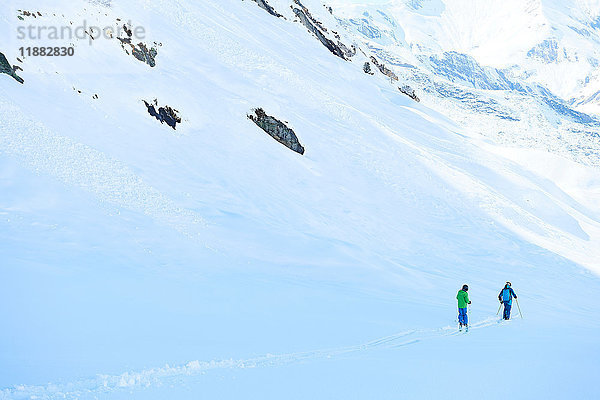 Menschen im Skiurlaub  Hintertux  Tirol  Österreich