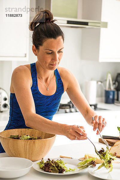 Frau bereitet Salat-Mittagessen vor
