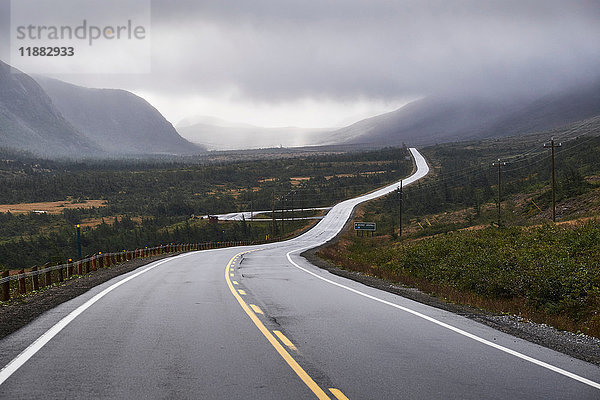 Kurvige Landstraße durch den Gros Morne-Nationalpark  Neufundland  Kanada