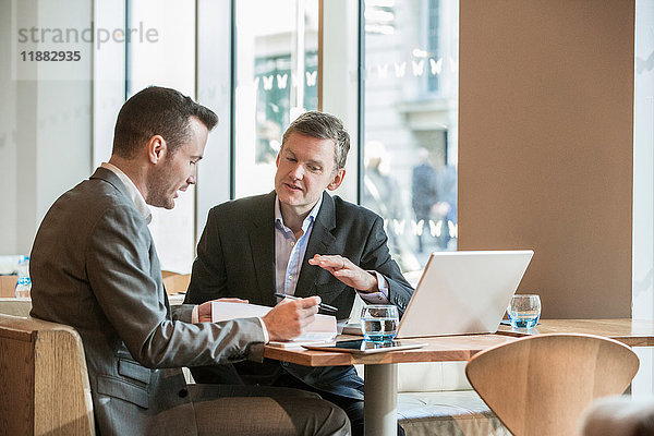 In Cafés arbeitende Geschäftsleute