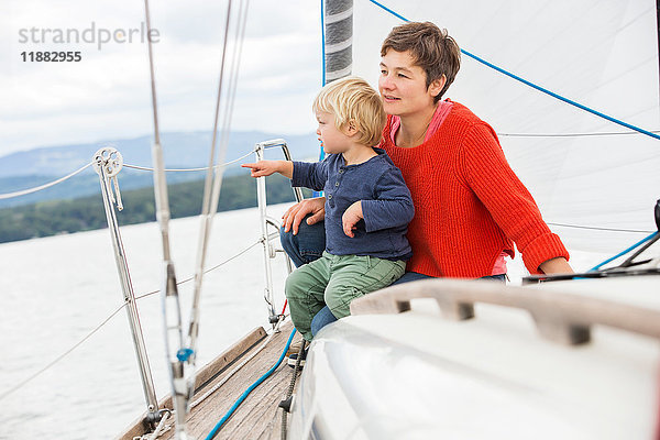 Mutter und Sohn auf einem Segelboot  Blick auf die Aussicht  Genf  Schweiz  Europa