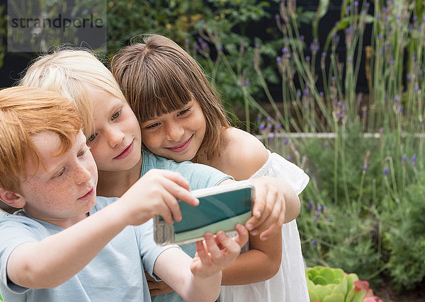 Lächelnde Kinder nehmen Selbstliebe