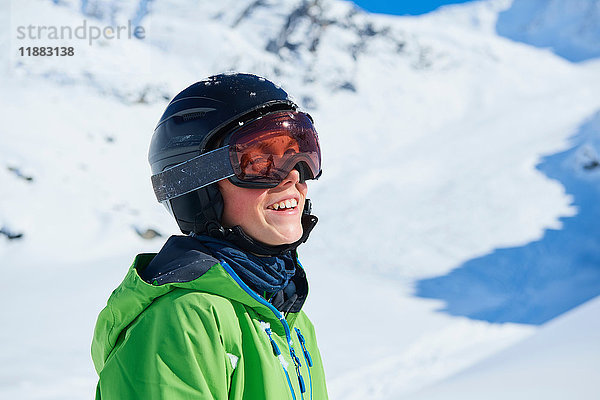 Junge im Skiurlaub  Hintertux  Tirol  Österreich