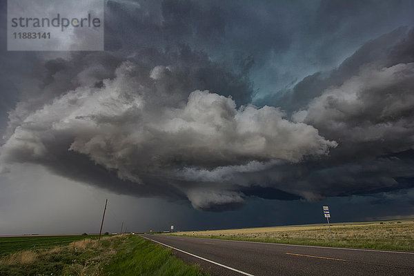 Rotierende Wolken über ländlichem Gebiet  Cope  Colorado  Vereinigte Staaten  Nordamerika