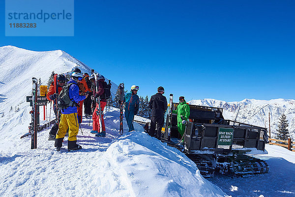 Gruppe von Skifahrern  die sich auf einem schneebedeckten Berg vorbereiten  Aspen  Colorado  USA