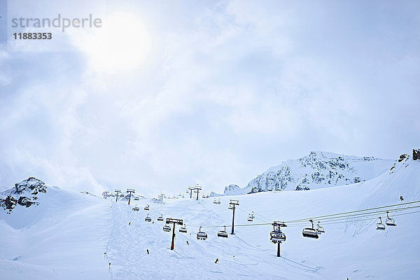Beschneiung mit Skiliften  Hintertux  Tirol  Österreich