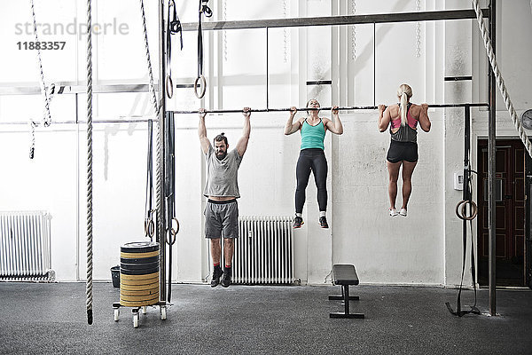 Freunde beim Klimmzug im Cross-Training