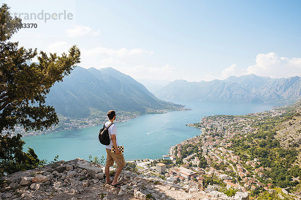 Wanderer auf einem Berg mit Blick auf das Meer  Kotor  Montenegro  Europa