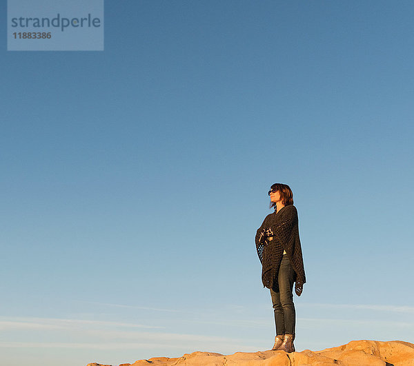 Frau steht auf Fels und schaut auf Aussicht  Laguna Beach  Kalifornien  Vereinigte Staaten  Nordamerika