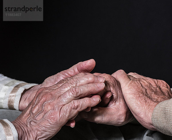 Hände von älteren Frauen und Männern