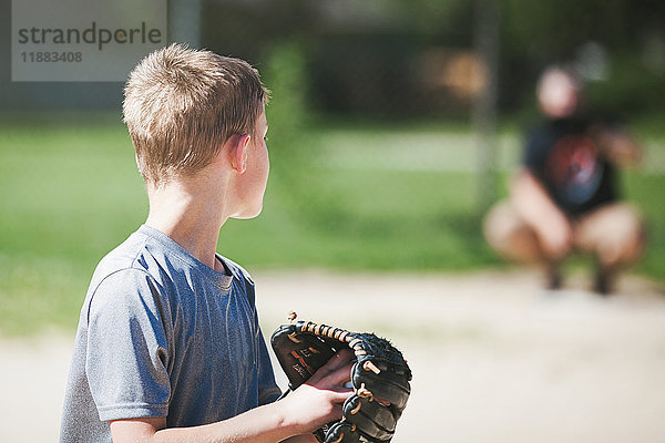 Vater und Sohn spielen Baseball