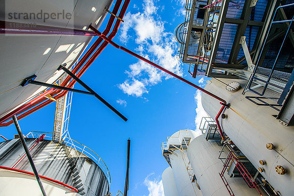 Niedrigwinkelansicht von Lagertanks und industriellen Rohrleitungen in einer Biokraftstoffanlage