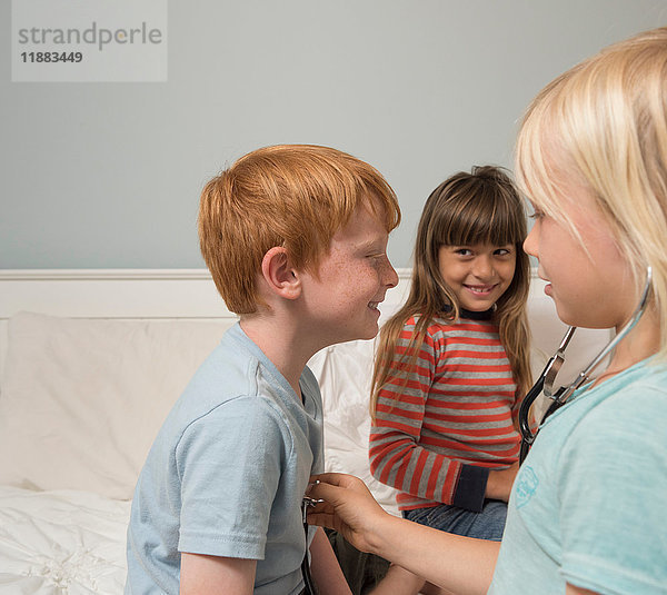 Kinder spielen Ärzte mit Stethoskop