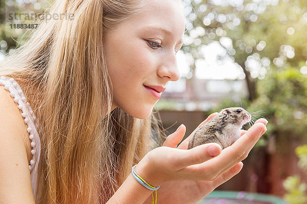 Jugendliches Mädchen hält Hamster