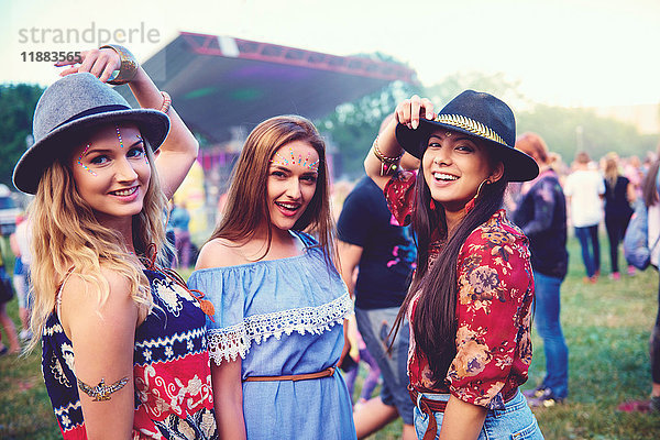 Porträt von drei jungen Freundinnen in Trilbies beim Festival