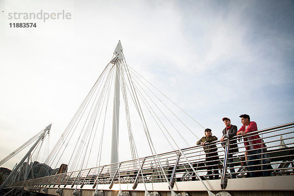Drei Freunde  auf der Brücke stehend  Blick auf die Aussicht  Golden Jubilee Footbridge  London  England  UK