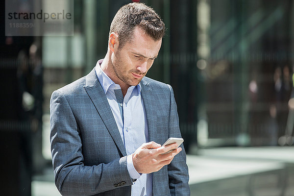 Geschäftsmann mit Mobiltelefon