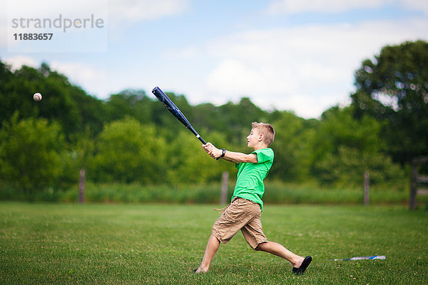 Junge spielt Baseball auf dem Spielfeld