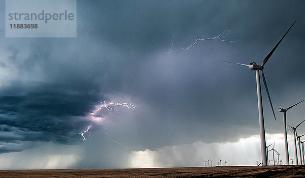 Blitz in Wolken durch Windpark in ländlicher Gegend  Limon  Colorado  Vereinigte Staaten  Nordamerika