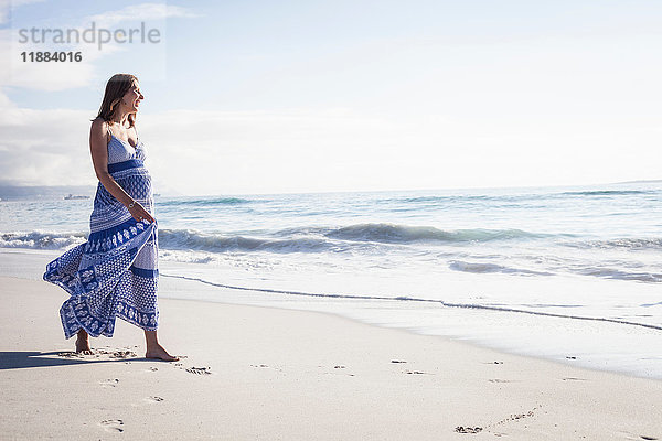 Schwangere Frau am Strand  Kapstadt  Südafrika