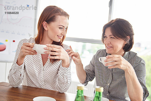 Frauen machen gemeinsam Kaffeepause