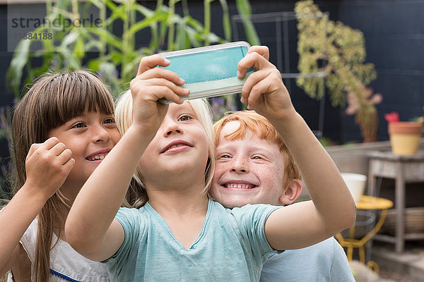 Lächelnde Kinder nehmen Selbstliebe