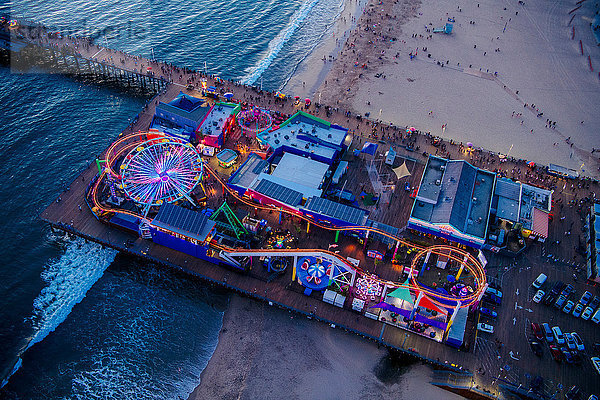 Draufsicht auf den Vergnügungspark in der Abenddämmerung  Santa Monica  Kalifornien  USA