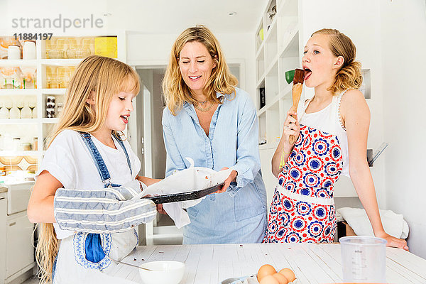 Mutter und Töchter backen in der Küche