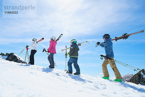 Familie im Skiurlaub  Hintertux  Tirol  Österreich