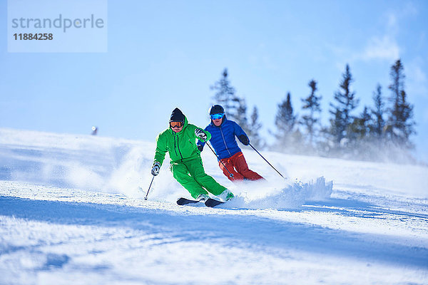 Zwei Männer fahren schneebedeckte Skipiste hinunter  Aspen  Colorado  USA