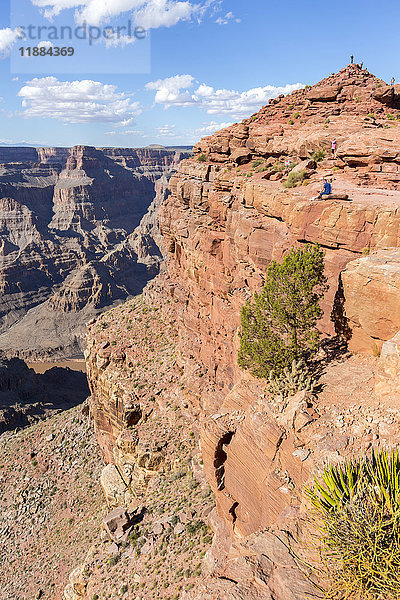 Vertikaler Blick auf die steilen Felswände des Grand Canyon und der touristische Aussichtspunkt für Fotos auf dem Gipfel des Wanderweges an dieser Bergkante; Arizona  Vereinigte Staaten von Amerika'.