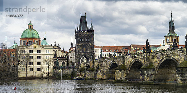 Karlsbrücke über die Moldau; Prag  Tschechische Republik'.